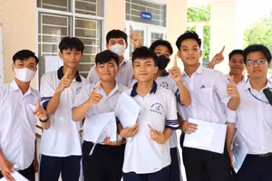 Thí sinh hào hứng chụp ảnh sau buổi thi.