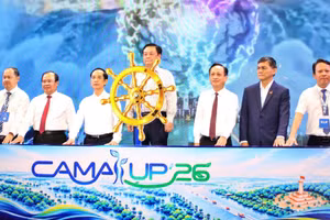 Lãnh đạo tỉnh Cà Mau nhấn nút khởi động sự kiện.
