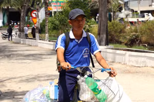 Lê Hữu Do vừa đạp xe đến trường học vừa lượm ve chai trên đường.