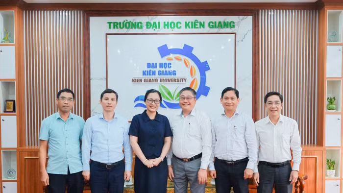 Thứ trưởng Nguyễn Thị Quyên Thanh gợi mở hướng phát triển Trường ĐH Kiên Giang