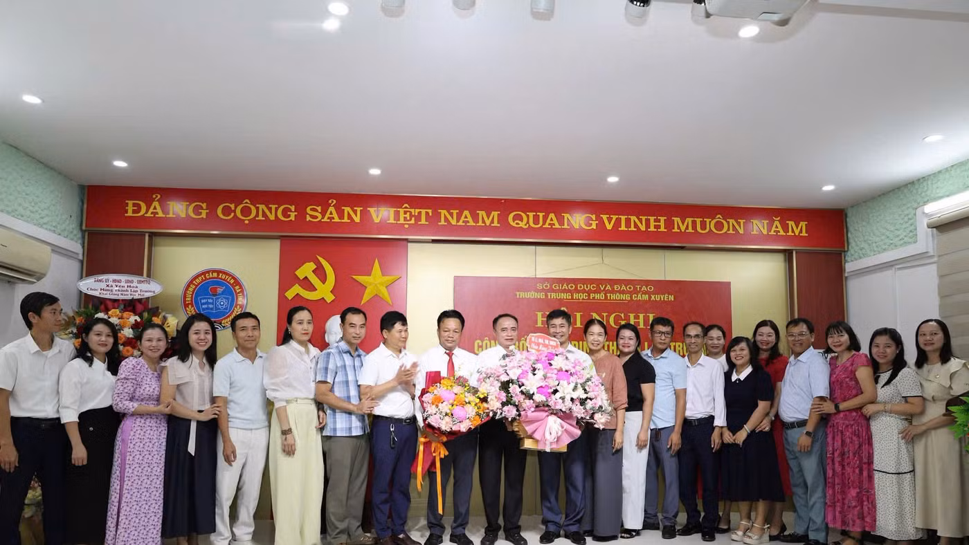 Cán bộ, giáo viên, nhân viên các tổ Trường THPT Cẩm Bình tặng hoa tại buổi lễ công bố Quyết định nhận nhiệm vụ mới. (Ảnh: CTV)