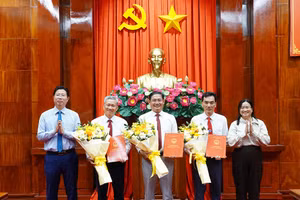 Trao Quyết định, tặng hoa chúc mừng Ban Giám hiệu Trường Cao đẳng Đồng Tháp. Ảnh: Phương Thanh.