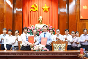 Phó Chủ tịch UBND tỉnh Đồng Tháp, Huỳnh Minh Tuấn và Phó Giám đốc Đại học Cần Thơ, Trần Ngọc Hải, ký kết thỏa thuận hợp tác. Ảnh: Phương Thanh.