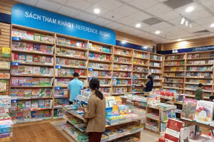 Phụ huynh tìm mua sách giáo khoa, sách tham khảo tại Đồng Tháp.