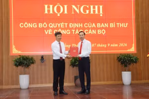 Ông Nguyễn Thanh Nhàn, Phó Bí thư Đảng ủy các cơ quan Đảng Trung ương (bên phải), được Ban Bí thư điều động giữ chức Phó Bí thư Tỉnh ủy Đồng Tháp.