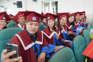 Trường Đại học Đồng Tháp khai giảng đào tạo sau ĐH và trao bằng tiến sĩ, thạc sĩ