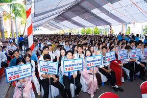 Sinh viên Trường Đại học Đồng Tháp dự Lễ khai giảng năm học mới. Ảnh: Hoài Phong.
