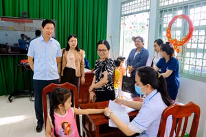 Phó Chủ tịch UBND tỉnh Huỳnh Minh Tuấn giám sát công tác triển khai tại Trường Mầm non Tịnh Thới. Ảnh: V.T.