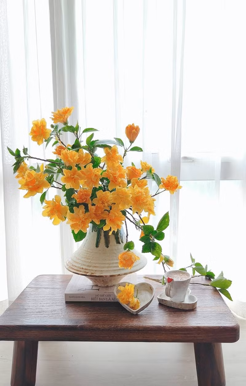 Dâm bụt kép vàng khi lên bình sang chảnh. 12.jpg