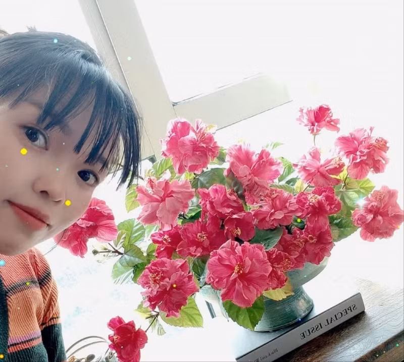 Những bông hoa dại chị Cherry Ly hái ven đường, dưới bàn tay khéo léo được chị hô biến thành lọ hoa đẹp mắt. 16-3000.jpg