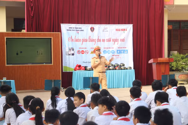 Cán bộ Đội CSGT đường bộ số 2 tuyên truyền an toàn giao thông tại chương trình.