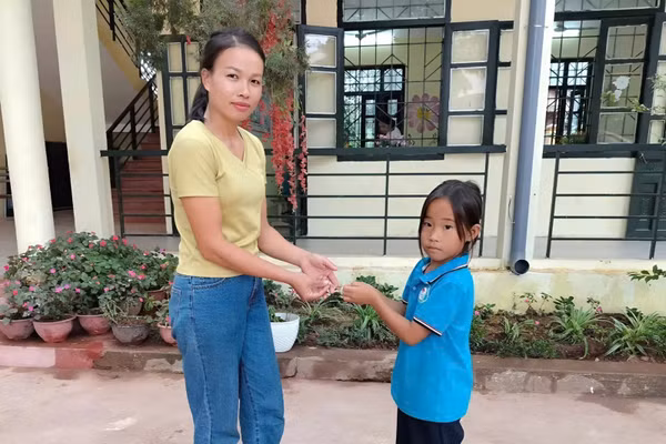 Em Thào Thị Dùa trả lại vòng vàng cho người đánh rơi.