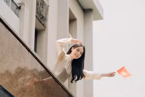 Hoa hậu Thanh Thủy cùng hàng nghìn bạn trẻ Việt bắt trend 'Hòa bình đẹp lắm'
