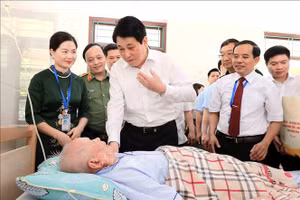 Chủ tịch nước Lương Cường thăm hỏi và tặng quà thương binh Nguyễn Xuân Mai đang điều trị tại Trung tâm Điều dưỡng Thương binh Duy Tiên. (Ảnh: An Đăng/ TTXVN)