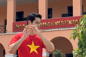 Nam vương Tuấn Ngọc thổi sáo trên nền nhạc ca khúc 'Lá cờ'