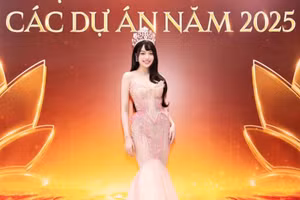 Màn hội ngộ thú vị, nhan sắc bất phân thắng bại của các nàng hậu Việt