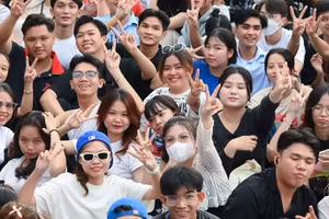 'Anh trai say hi' HIEUTHUHAI bắn rap 'cưa đổ' hàng nghìn sinh viên Cần Thơ