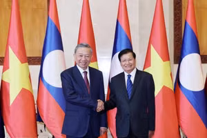 Chủ tịch nước Tô Lâm và Tổng Bí thư, Chủ tịch nước Lào Thongloun Sisoulith chụp ảnh chung. (Ảnh: Nhan Sáng/TTXVN)