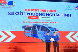 Chàng trai vượt lên số phận để giúp bạn trẻ khởi nghiệp