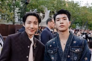 HIEUTHUHAI tự tin đọ sắc cùng thành viên đình đám BTS tại Paris Fashion Week