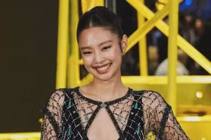 Jennie (BLACKPINK) gây 'bão' với trang phục táo bạo