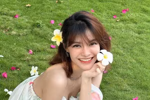 Á hậu đình đám lộ rõ dấu hiệu đang mang thai, ẩn ý đã được cầu hôn?