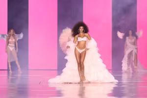 Show thời trang Victoria's Secret 2025 định nghĩa lại chuẩn mực sắc đẹp?