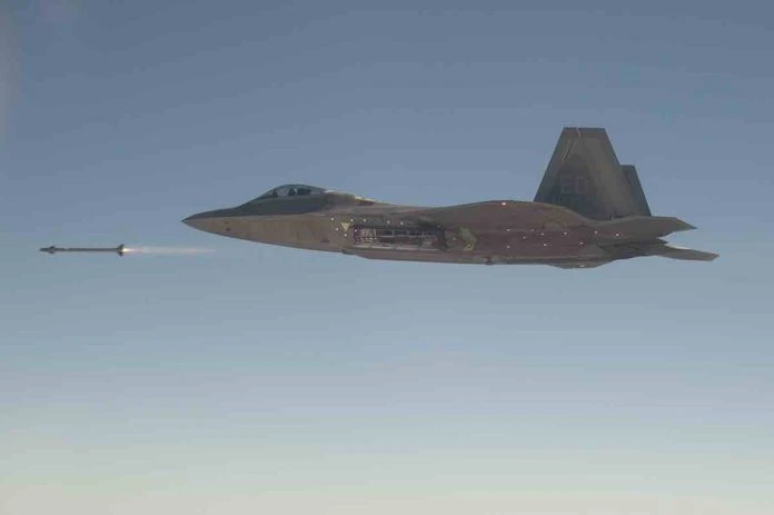 Tiêm kích F-22 phóng tên lửa AIM-9X Sidewinder.