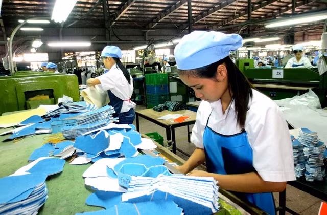 Bên trong một cơ sở sản xuất giày ở Vĩnh Phúc