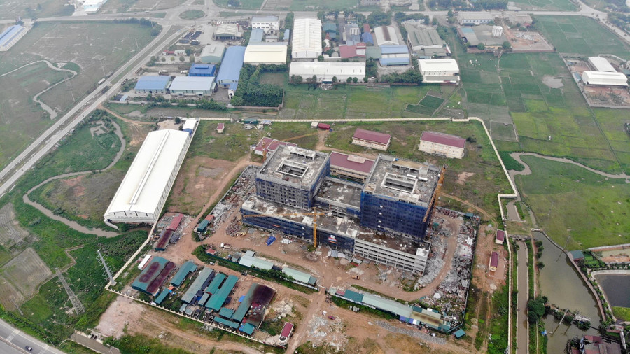 Công trình Bệnh viện Sản- Nhi Vĩnh Phúc nhìn từ trên cao. Công trình này được dư luận tại tỉnh Vĩnh Phúc bức xúc khi cho rằng có dấu hiệu "cẩu thả" khi xây dựng trong cụm công nghiệp nặng. Theo quan sát của phóng viên thì bệnh viện này được bao bọc bởi một loạt nhà máy sản xuất thép ở xung quanh. Công trình Bệnh viện Sản- Nhi Vĩnh Phúc nhìn từ trên cao. Công trình này được dư luận tại tỉnh Vĩnh Phúc bức xúc khi cho rằng có dấu hiệu "cẩu thả" khi xây dựng trong cụm công nghiệp nặng. Theo quan sát của phóng viên thì bệnh viện này được bao bọc bởi một loạt nhà máy sản xuất thép ở xung quanh.