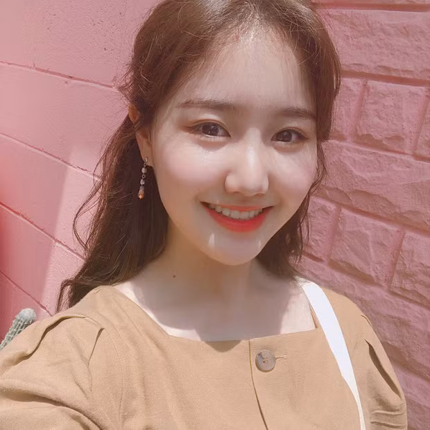 Nụ cười xinh đẹp động lòng người của Jin Ji Hee.