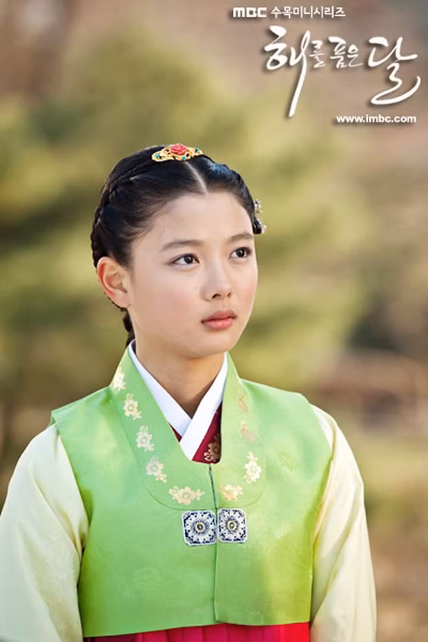 Kim Yoo Jung là sao nhí có tầm ảnh hưởng lớn nhất Đại Hàn dân quốc, tên tuổi của cô gắn liền với các vai diễn cổ trang như "Mặt trăng ôm mặt trời", "Mây họa ánh trăng".