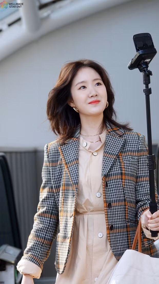 Dù đã lớn nhưng gương mặt của Jin Ji Hee vẫn giữa được nét bầu bĩnh và đáng yêu y hệt tấm bé.