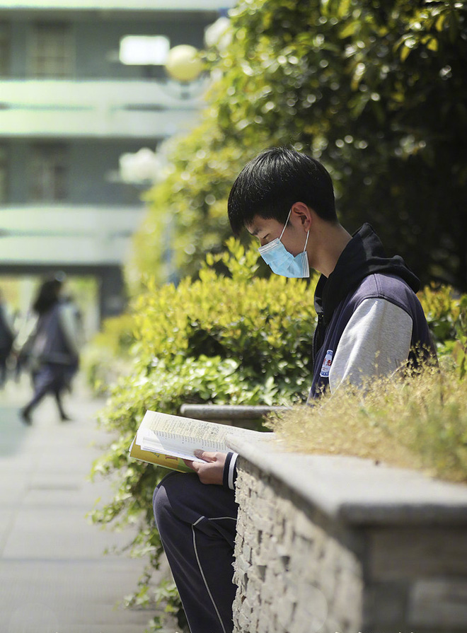 Học sinh lớp 12 ôn luyện cho kỳ thi đại học diễn ra vào tuần tới (Ảnh: SCMP).