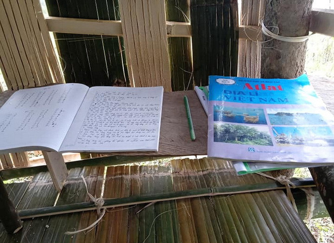 Học sinh dựng lán giữa rừng bắt &quot;sóng rơi&quot; học trực tuyến - Ảnh 4.