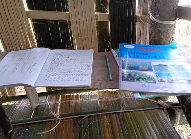 Học sinh dựng lán giữa rừng bắt "sóng rơi" học trực tuyến - Ảnh 4.