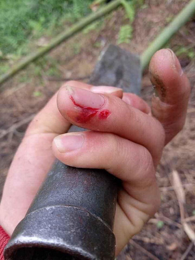 Học sinh dựng lán giữa rừng bắt &quot;sóng rơi&quot; học trực tuyến - Ảnh 4.