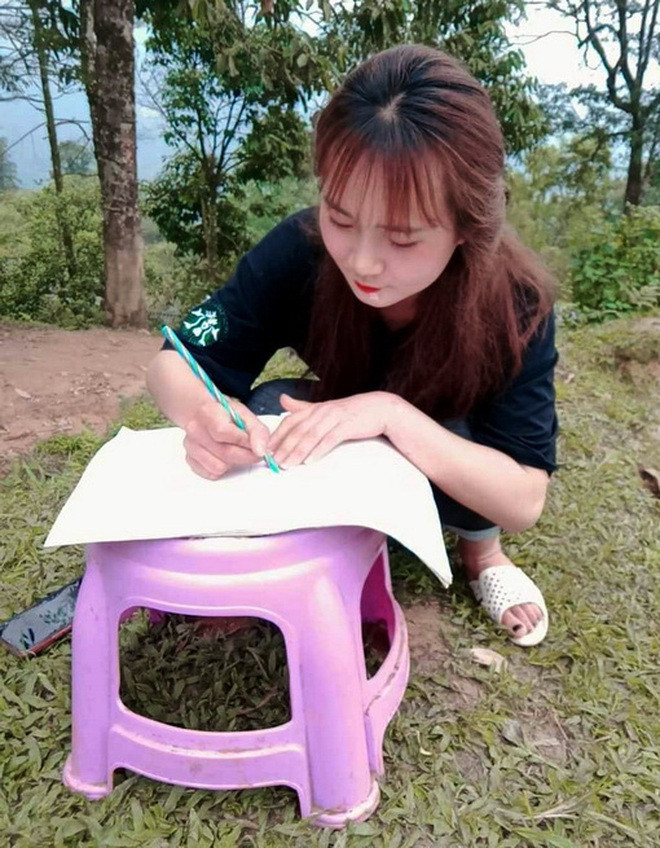 Học sinh dựng lán giữa rừng bắt &quot;sóng rơi&quot; học trực tuyến - Ảnh 4.