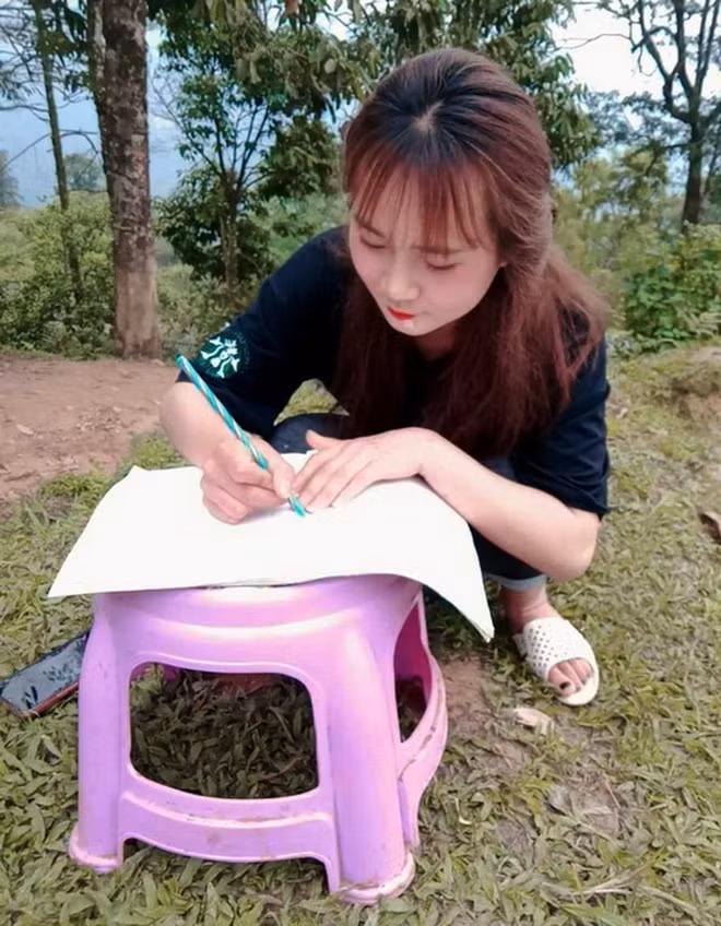 Học sinh dựng lán giữa rừng bắt "sóng rơi" học trực tuyến - Ảnh 4.