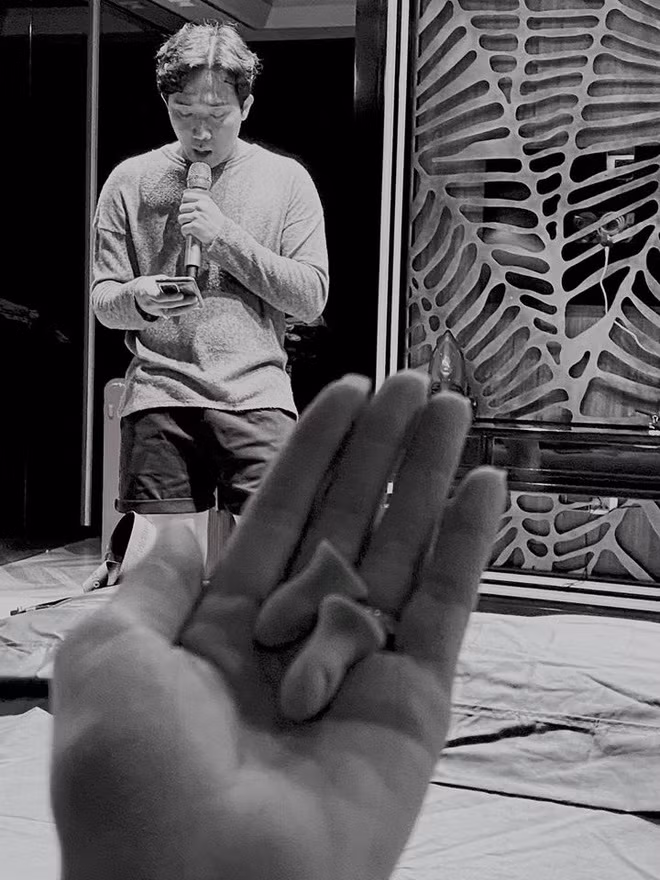 Trước đó, Hari Won cũng "giận tím người" khi ông xã hát karaoke liên tục 10 bài khiến cô phải dùng bịt tai.