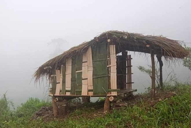 Học sinh dựng lán giữa rừng bắt &quot;sóng rơi&quot; học trực tuyến - Ảnh 4.