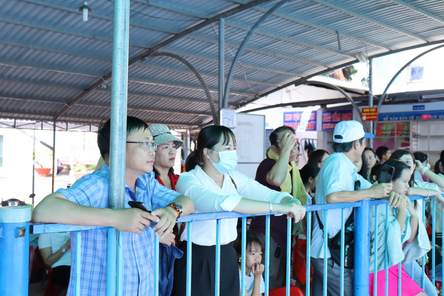 Phụ huynh theo dõi con em tham gia tranh tài tại hội thi. Phụ huynh theo dõi con em tham gia tranh tài tại hội thi.