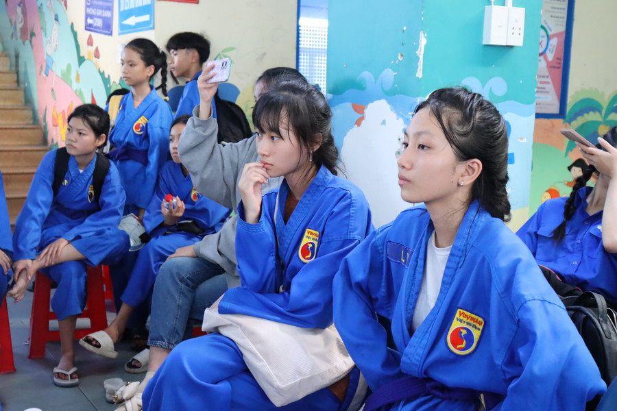 Môn sinh Vovinam chờ tham gia phần thi võ thuật. Môn sinh Vovinam chờ tham gia phần thi võ thuật.
