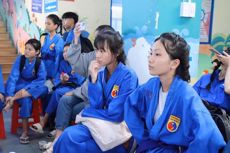Môn sinh Vovinam chờ tham gia phần thi võ thuật.