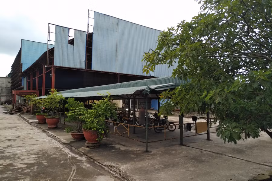 Dự án của Công ty TNHH Nhật Phát giờ chỉ còn là các nhà xưởng cũ nát, thết bị nằm hoang hóa.