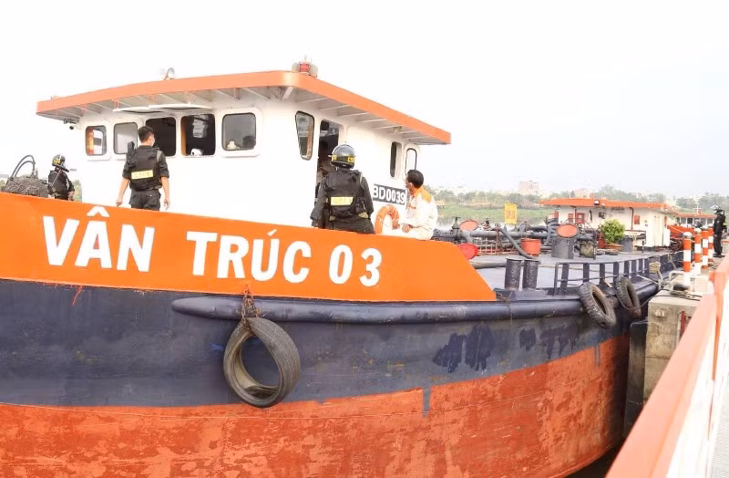 Một tàu chở xăng dầu trái phép bị kiểm tra trong chuyên án 920G