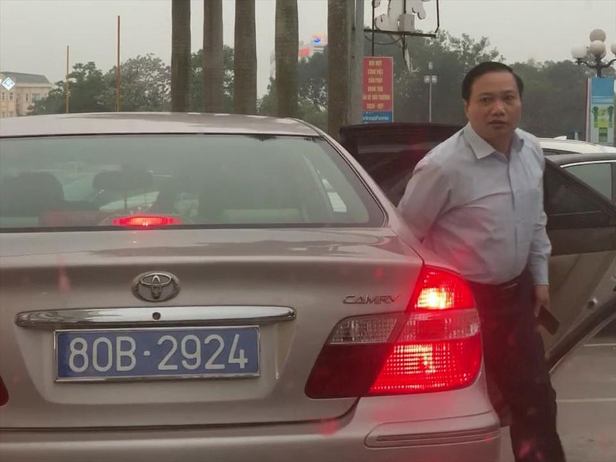 Phó Bí thư Tỉnh ủy Ninh Bình từng dính lùm xùm trong việc sử dụng phương tiện đi lại không đúng quy định Phó Bí thư Tỉnh ủy Ninh Bình từng dính lùm xùm trong việc sử dụng phương tiện đi lại không đúng quy định