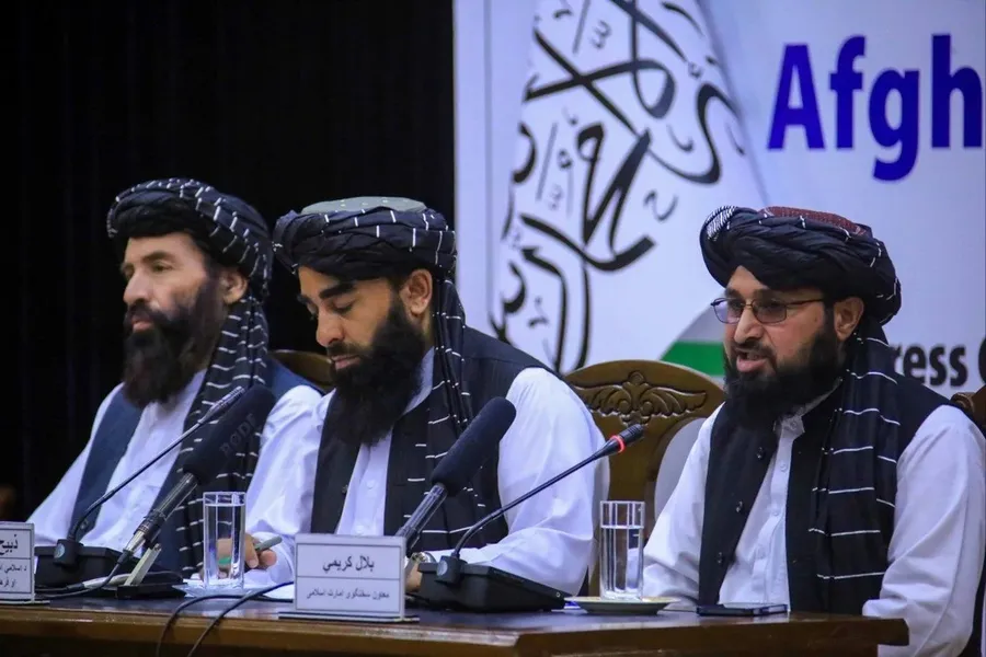 Người phát ngôn Taliban phát biểu trước báo chí năm 2022 yêu cầu được quốc tế công nhận.