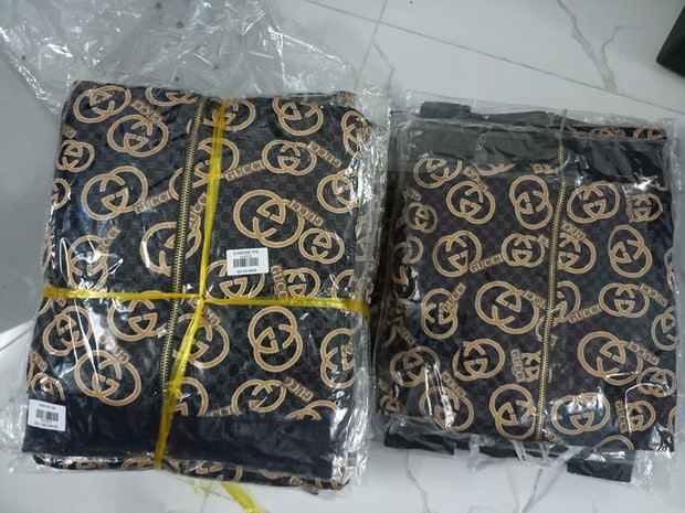 Đại diện đơn vị kinh doanh thừa nhận hành vi kinh doanh hàng hóa trái phép (ảnh: Tổng cục Quản lý thị trường) Đại diện đơn vị kinh doanh thừa nhận hành vi kinh doanh hàng hóa trái phép (ảnh: Tổng cục Quản lý thị trường)