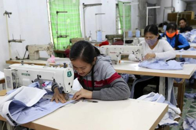 Người lao động miệt mài làm việc tại một doanh nghiệp đóng trên địa bàn tỉnh Vĩnh Phúc